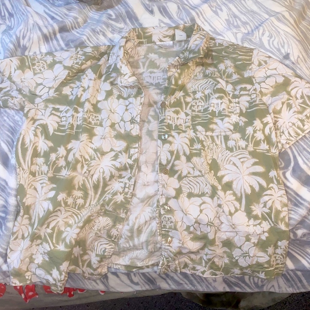 cute large button up shirt. brand:ERIKA. Fits like a medium in my opinion:)